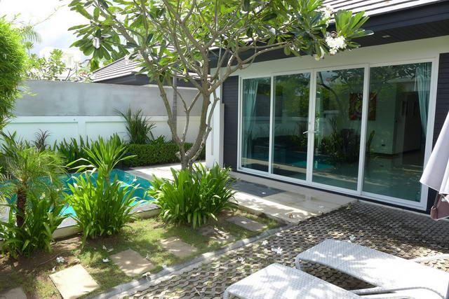 House for sale Jomtien showing the pool terrace House for sale Jomtien showing the pool terrace