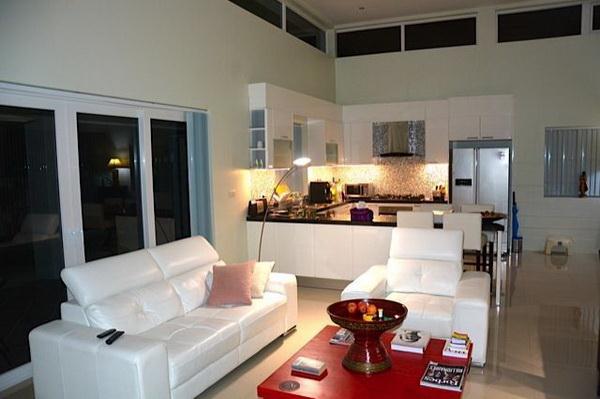House for sale Pattaya Huay Yai showing the living area and kitchen House for sale Pattaya Huay Yai showing the living area and kitchen