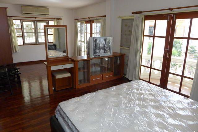 House For Sale Pattaya showing the master bedroom House For Sale Pattaya showing the master bedroom