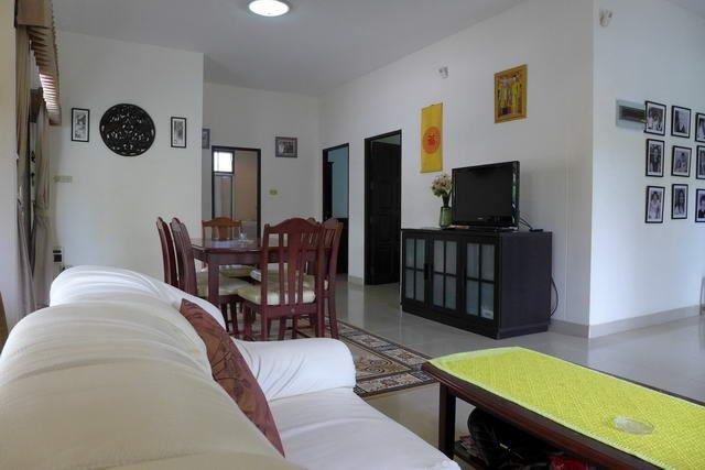 House For Sale East Pattaya showing living and dining area House For Sale East Pattaya showing living and dining area