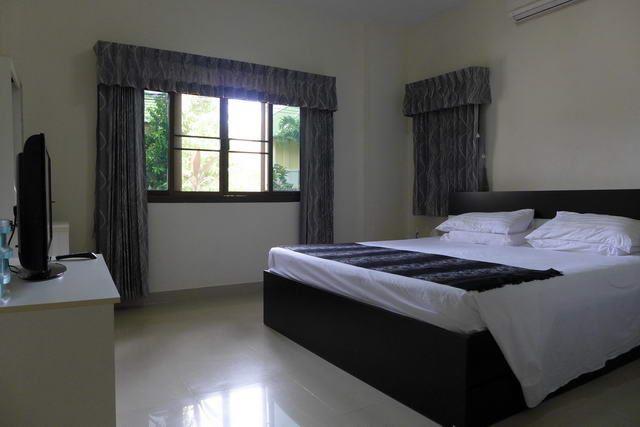 House For Sale East Pattaya showing the master bedroom House For Sale East Pattaya showing the master bedroom