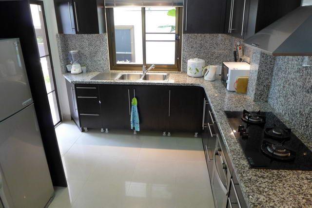 House For Sale East Pattaya showing the kitchen House For Sale East Pattaya showing the kitchen