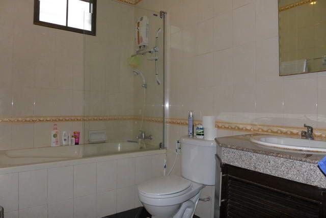 House For Sale East Pattaya showing the bathroom House For Sale East Pattaya showing the bathroom