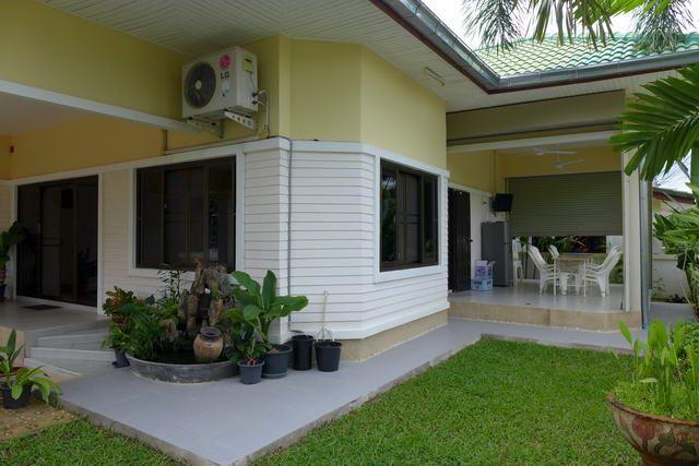 House For Sale East Pattaya showing the terrace and garden House For Sale East Pattaya showing the terrace and garden