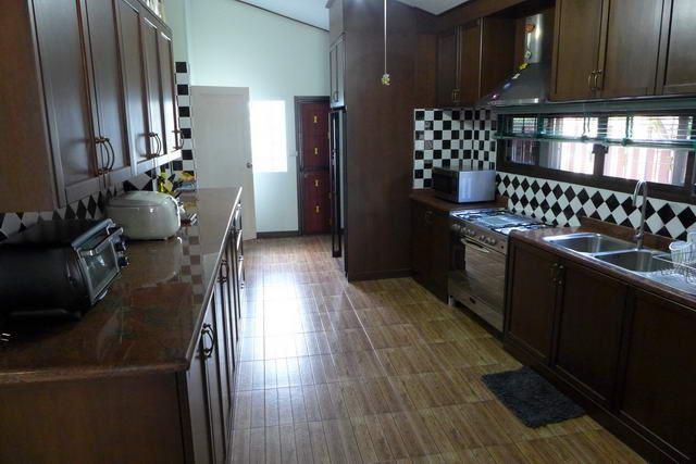 House For Sale East Jomtien showing the kitchen House For Sale East Jomtien showing the kitchen