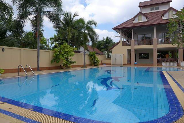 House For Sale East Jomtien showing the communal pool House For Sale East Jomtien showing the communal pool