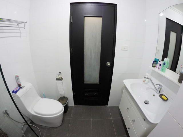 Condominium for sale Pratumnak Pattaya showing a toilet Condominium for sale Pratumnak Pattaya showing a toilet