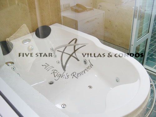 House for sale in Na Jomtien showing the bathroom Jacuzzi House for sale in Na Jomtien showing the bathroom Jacuzzi