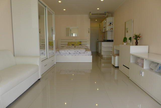 Condominium for sale Jomtien showing the bed and living area Condominium for sale Jomtien showing the bed and living area