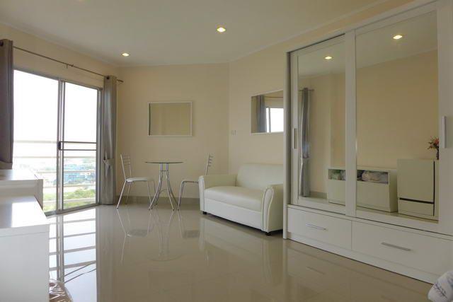 Condominium For Sale Jomtien showing the dining and living areas Condominium For Sale Jomtien showing the dining and living areas