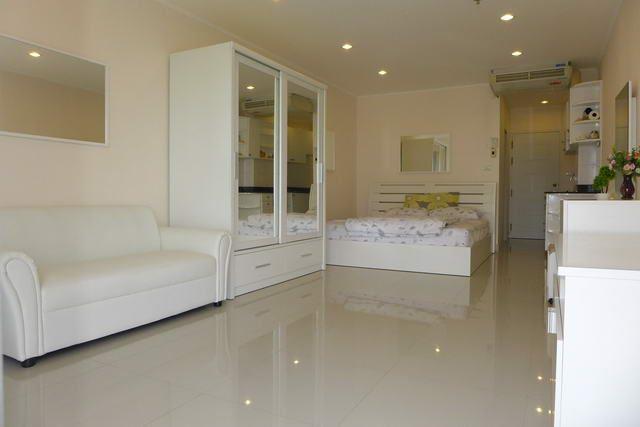 Condominium For Sale Jomtien showing the living and sleeping areas Condominium For Sale Jomtien showing the living and sleeping areas