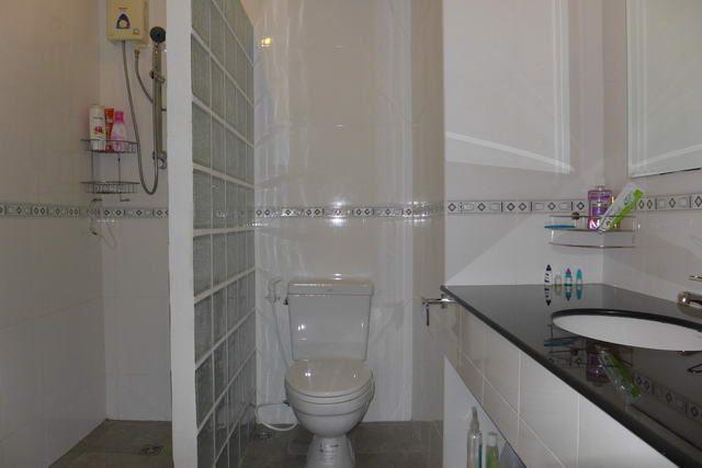 Condominium For Sale Jomtien showing the bathroom Condominium For Sale Jomtien showing the bathroom