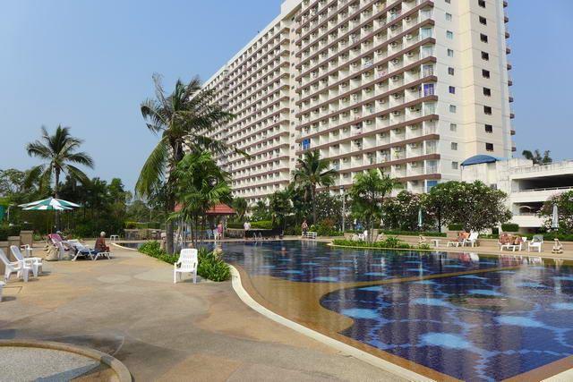 Condominium For Sale Jomtien showing the condo building and pool Condominium For Sale Jomtien showing the condo building and pool