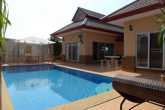 House for sale Huay Yai showing the house and pool House for sale Huay Yai showing the house and pool