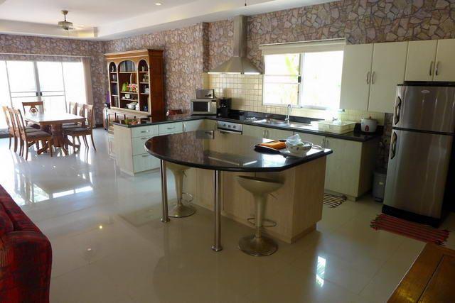 House for sale Huay Yai showing the kitchen and dining areas House for sale Huay Yai showing the kitchen and dining areas