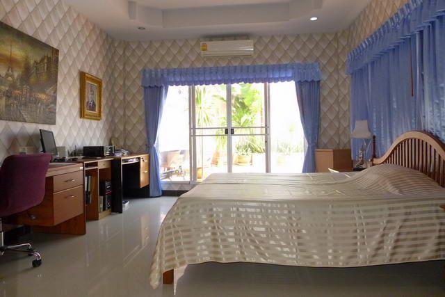 House for sale Huay Yai showing the master bedroom suite House for sale Huay Yai showing the master bedroom suite