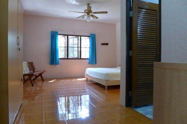 House for sale Pattaya showing the master bedroom with en suite bathroom House for sale Pattaya showing the master bedroom with en suite bathroom