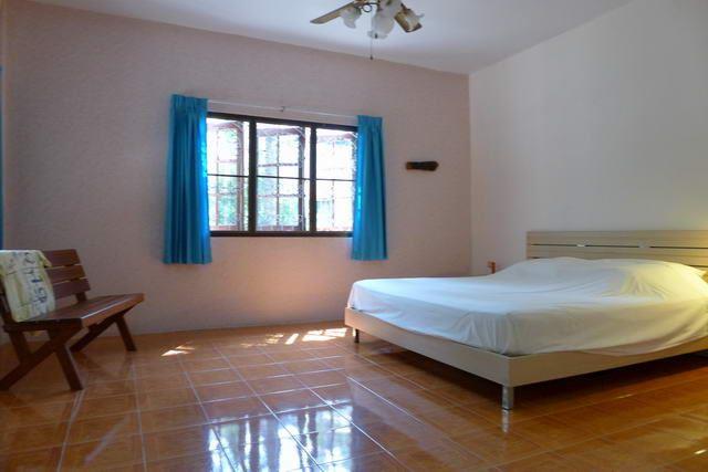 House for sale Pattaya showing the master bedroom House for sale Pattaya showing the master bedroom