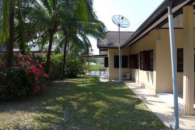 House for sale Pattaya showing the garden House for sale Pattaya showing the garden