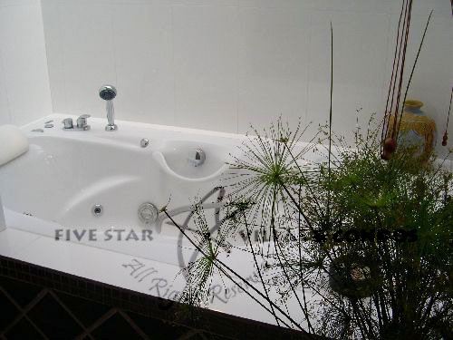 House for sale with pool at Na Jomtien showing the spa bath House for sale with pool at Na Jomtien showing the spa bath