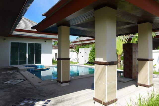 House for sale Huay Yai Pattaya showing the sala and swimming pool House for sale Huay Yai Pattaya showing the sala and swimming pool