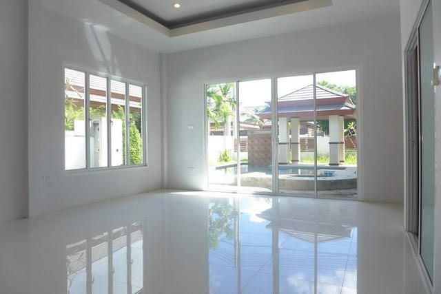 House for sale Huay Yai Pattaya showing the master bedroom poolside House for sale Huay Yai Pattaya showing the master bedroom poolside