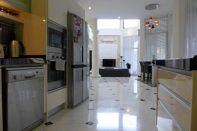House for sale East Pattaya showing the kitchen area House for sale East Pattaya showing the kitchen area