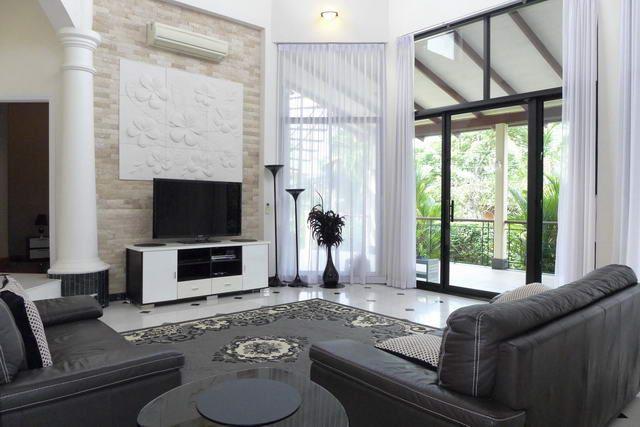 House For Sale East Pattaya showing the front entrance and living room House For Sale East Pattaya showing the front entrance and living room