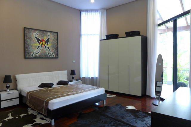 House For Sale East Pattaya showing the master bedroom House For Sale East Pattaya showing the master bedroom