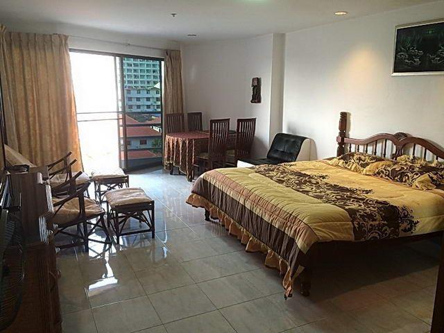 Condominium For Sale Jomtien showing the open plan living areas Condominium For Sale Jomtien showing the open plan living areas