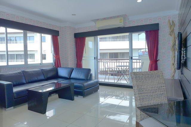Condominium for sale Pattaya showing the living area and a balcony Condominium for sale Pattaya showing the living area and a balcony