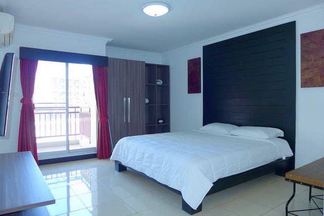 Condominium for sale Pattaya showing the master bedroom and balcony Condominium for sale Pattaya showing the master bedroom and balcony
