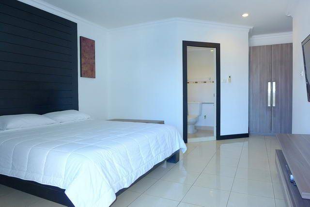 Condominium for sale Pattaya showing the master bedroom suite Condominium for sale Pattaya showing the master bedroom suite