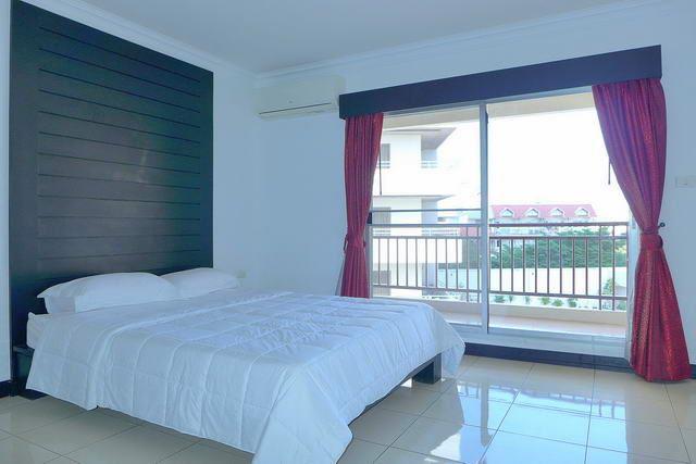 Condominium for sale Pattaya showing the second bedroom and balcony Condominium for sale Pattaya showing the second bedroom and balcony