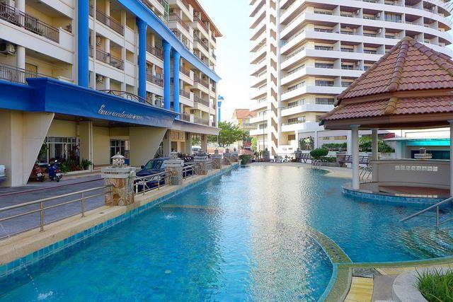 Condominium for sale Pattaya showing the communal swimming pool Condominium for sale Pattaya showing the communal swimming pool