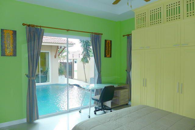 House for sale East Pattaya showing the master bedroom and pool view House for sale East Pattaya showing the master bedroom and pool view