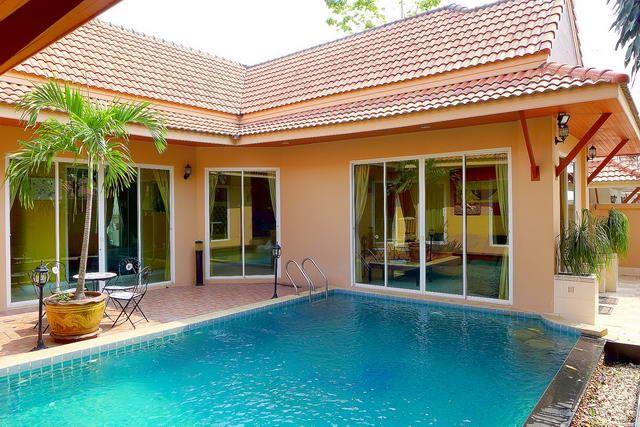 House for sale East Pattaya showing BBQ area and pool House for sale East Pattaya showing BBQ area and pool