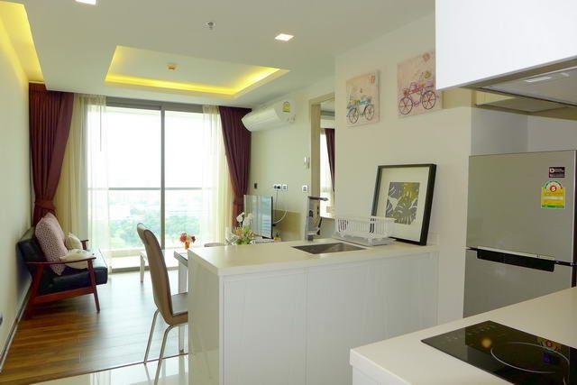 Condominium for sale Pratumnak Hill Pattaya showing the dining area Condominium for sale Pratumnak Hill Pattaya showing the dining area