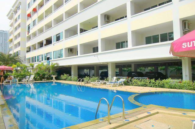 Condominium For Sale Naklua showing the pool and condo building Condominium For Sale Naklua showing the pool and condo building