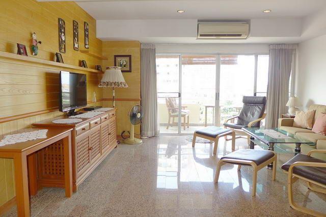 Condominium for sale Jomtien showing the living area and balcony Condominium for sale Jomtien showing the living area and balcony