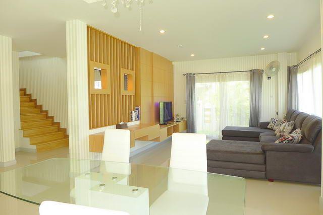 House for sale East Pattaya showing the living area House for sale East Pattaya showing the living area