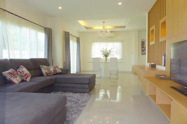 House for sale Jomtien Pattaya showing the living and dining areas House for sale Jomtien Pattaya showing the living and dining areas