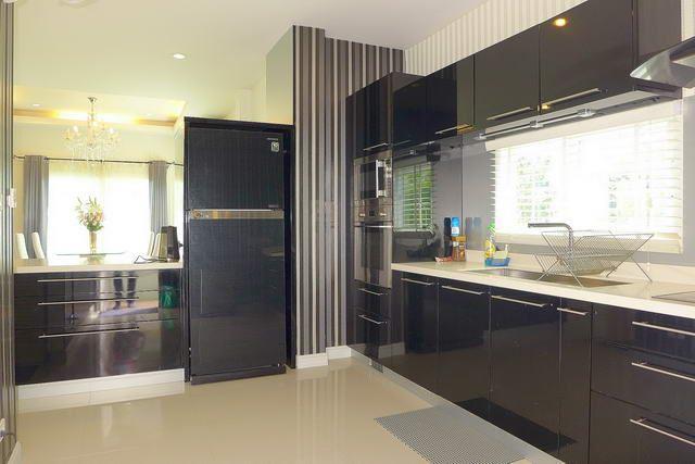 House for sale East Pattaya showing the kitchen House for sale East Pattaya showing the kitchen