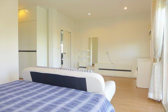 House for sale East Pattaya showing the master bedroom suite House for sale East Pattaya showing the master bedroom suite