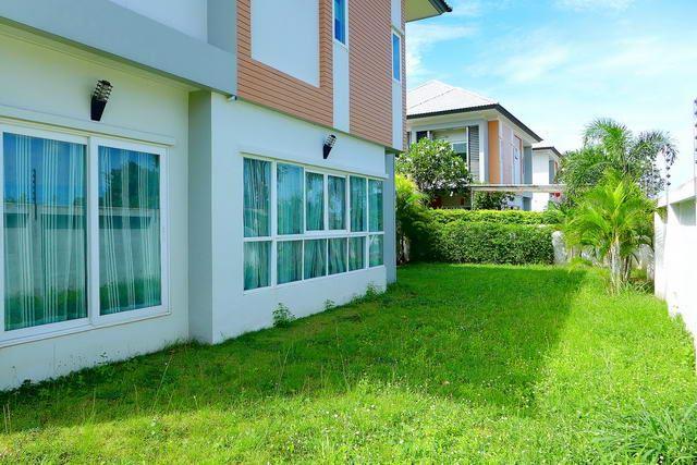 House for sale East Pattaya showing the garden House for sale East Pattaya showing the garden