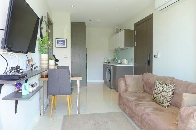 Condominium for sale Pratumnak Hill Pattaya showing the living and kitchen areas Condominium for sale Pratumnak Hill Pattaya showing the living and kitchen areas