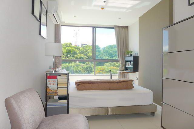 Condominium for sale Pratumnak Hill Pattaya showing the bedroom and mountain view Condominium for sale Pratumnak Hill Pattaya showing the bedroom and mountain view
