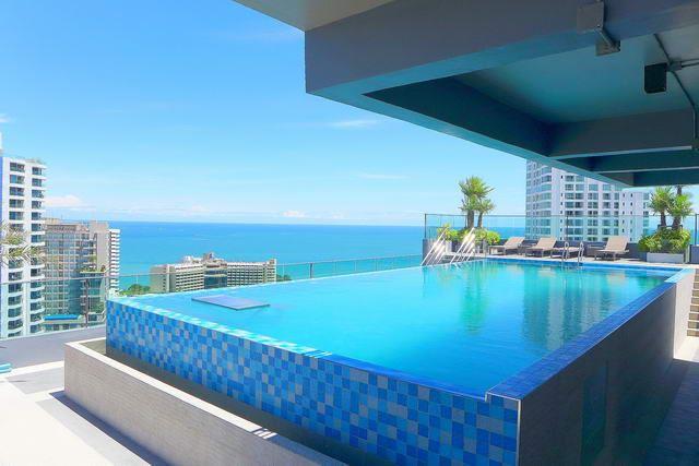 Condominium for sale Pratumnak Hill Pattaya showing the communal swimming pool and view Condominium for sale Pratumnak Hill Pattaya showing the communal swimming pool and view