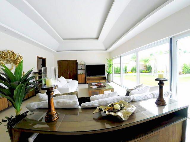 House for sale East Pattaya showing the living room House for sale East Pattaya showing the living room