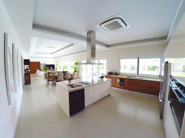 House for sale East Pattaya showing the living, dining and kitchen areas House for sale East Pattaya showing the living, dining and kitchen areas
